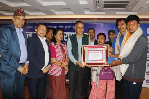 बुटवल उपमहानगरले गर्‍यो राष्ट्रिय क्रिकेट टीमका खेलाडी कुशल मल्ललाई नगदसहित सम्मान