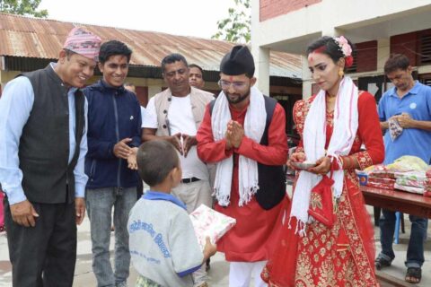 अर्जुन सविता को जोडीले विवाहको अवसरमा गरे शैक्षिक सामाग्री वितरण