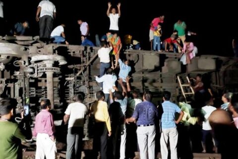 भारतमा रेल दुर्घटनामा ज्यान गुमाउनेकाे सङ्ख्या २ सय ३३ पुग्याे, ९ सय जति घाइते भएकाे अनुमान