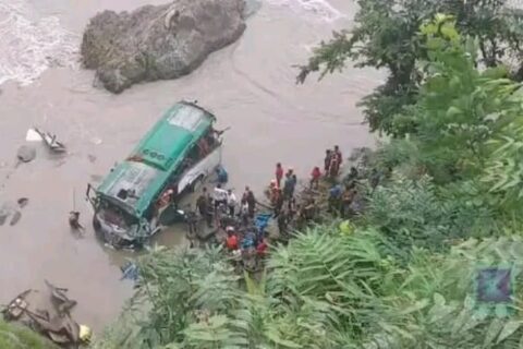 त्रिशूलीमा बस खस्दा ८ जनाको मृत्यु