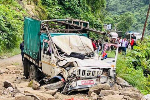 सिद्धबाबा क्षेत्रमा गुडिरहेको जीपमाथि पहिरो खस्यो, तीन जना घाइते
