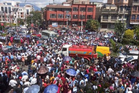 विधेयकप्रति असन्तुष्टि जनाउँदै शिक्षक महासङ्घ धर्नामा