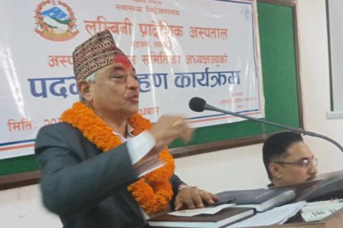 पदभार ग्रहण गर्दै लुम्बिनी प्रादेशिक अस्पतालका अध्यक्ष वझाले स्वास्थ्यकर्मी र कर्मचारीलाई भने – तपाइँहरु साथ दिनु जस्तोसुकै चुनौतीको पनि मतलब गर्दिन