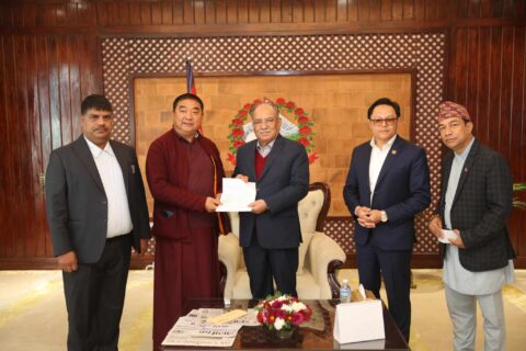 लुम्बिनी विकास कोषले भुकम्प प्रभावितका लागि २५ लाखकाे चेक प्रधानमन्त्रीलाई बुझायाे