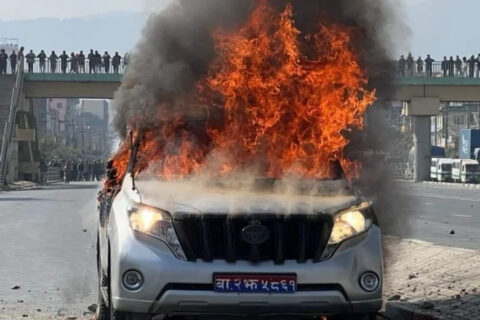 इपिएसको विषयमा प्रदर्शन : बालकुमारीमा मन्त्रीको गाडी जलाइयो