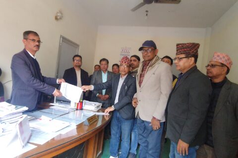 व्यवसायीमाथि गोली प्रहारपछि सुरक्षाको माग गर्दै रुपन्देही सुनचाँदी व्यवसायी संघद्धारा ज्ञापनपत्र