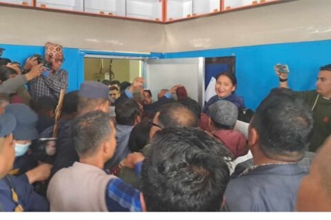 देवदहका मेयर र प्रमुख कार्यकारी अधिकृतको कार्यकक्षमा जनप्रतिनीधिको ताला