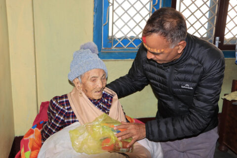 १ सय १० वर्षकी ऐरावतीको स्वास्थ्य जाँचेर बुटवलमा शुरु भयो बाआमासँग नगर प्रमुख कार्यक्रम