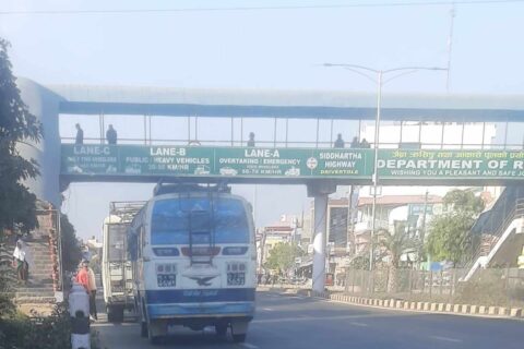 मुख्य राजमार्गमा गुड्ने ठूला सार्वजनिक सवारीकाे लापरबाही