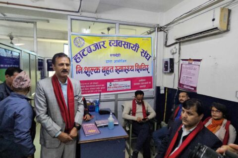 हाटबजार व्यवसायीहरुको निःशुल्क स्वास्थ्य परीक्षण