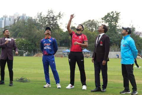 टस जितेर नेपालले हङकङ विरुद्ध फिल्डिङ गर्दै