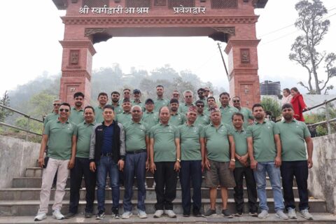 मदिरा व्यवसायी संघ भैरहवाको टोलीद्धारा प्यूठानको स्वर्गद्वारी आश्रमको भ्रमण