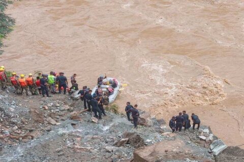 चितवनको पहिरोमा बेपत्ता बस र यात्रुको खोजी चल्दै