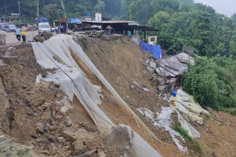 नवलपुरको दाउन्नेमा सडक भासियो, यातायात सञ्चालनमा रोक