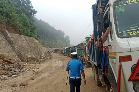 लगातारको वर्षाले दाउन्नेसँगै सिद्धबाबामा पनि सडक अवरुद्ध