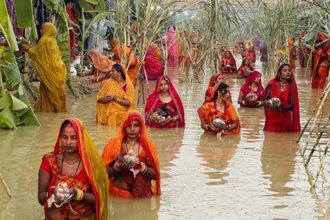 आज उदाउँदो सूर्यलाई पूजा आराधना गरी विधिपूर्वक अर्घ्य दिइँदैछ