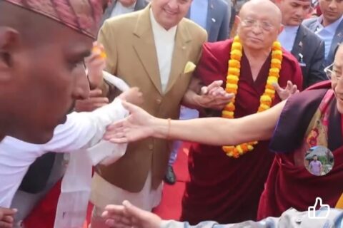 लुम्बिनीमा निर्मित हजार बुद्ध मन्दिरमा पूजामा सरिक भई काठमाडौ फर्किए पूर्वराजा शाह