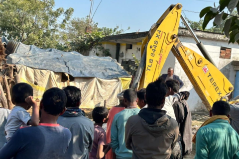 रोहिणी गाउँपालिकामा डोजर चलाएर सडक किनारका घरटहरा भत्काइए