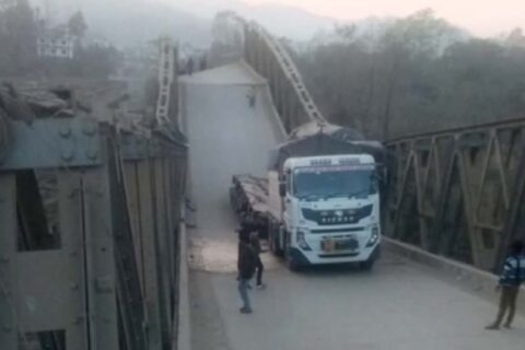 दुम्कीबासमा पुल भासिएपछि अवरुद्ध पूर्व-पश्चिम राजमार्ग सुचारु