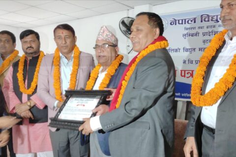 लुम्बिनी प्रदेशका सडक बत्ती वापतको रकम भुक्तान गर्ने स्थानीय पालिकाका प्रमुखलाई सम्मान