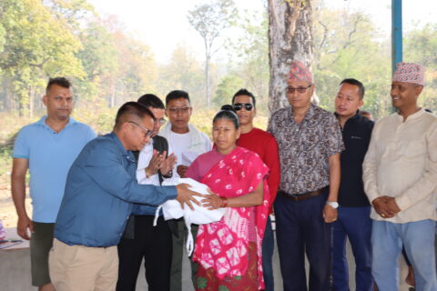 सर्प उद्धार कर्ता सारु कान्छाले झुल वितरण गर्दै समुदायमा चेतना फैलाउँदै