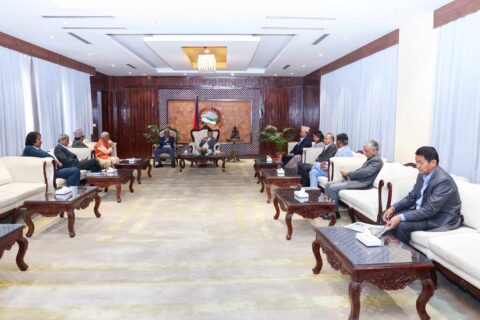 विपक्षीहरु आन्दोलित हुँदै गएपछि सत्तापक्षको बैठक बालुवाटारमा