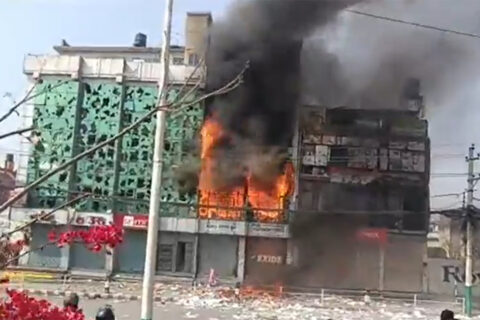 आगो निभाउन आएको दमकलमाथि प्रदर्शनकारीले गरे ढुंगा प्रहार