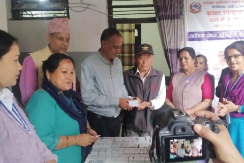 बुटवलमा राष्ट्रिय परिचयपत्र तथा गरिब घरपरिवार परिचयपत्र बितरण सुरु