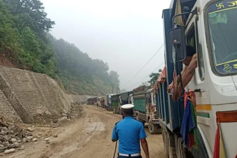 दाउन्नेमा चिप्लिएको सडकमा गाडी चलाउन हम्मेहम्मे,यात्रुहरू घण्टौँसम्म बाटोमै अलपत्र