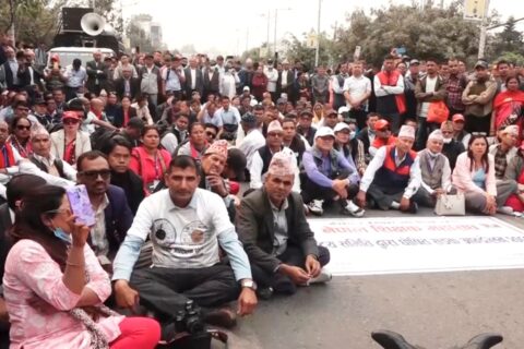 प्रधानमन्त्रीसँगको वार्ता निष्कर्षविहीन भएपछि शिक्षक आज पनि सडकमै