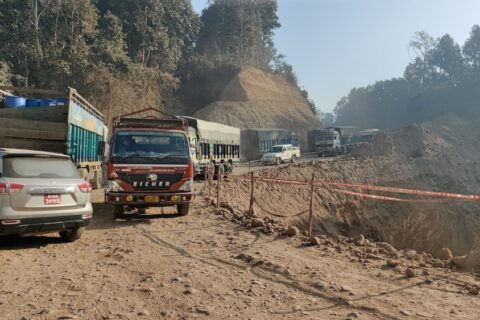 दाउन्नेमा पानीले सडक हिलाम्मे भएपछि बुटवल-नारायणघाट सडक खण्ड अवरुद्ध
