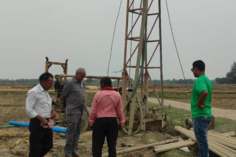 सिंचाईका लागि धमाधम बोर जडान गर्दै सिद्धार्थनगर