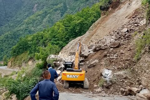 कालीगण्डकी करिडोरमा पहिरोका कारण सडक अबरुद्ध