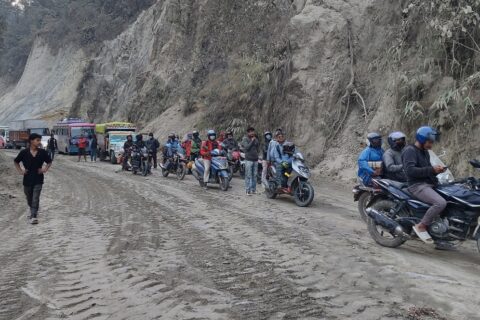 वर्षाले दाउन्ने सडक हिलाम्मय हुँदा आवागमन प्रभावित
