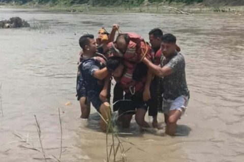 सशस्त्र प्रहरीले नारायणीमा बगेका व्यक्तिको गर्‍यो सकुशल उद्धार