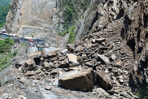 सुक्खा पहिरोले मुग्लिन–नारायणगढ सडक खण्ड दुईतर्फ अवरुद्ध