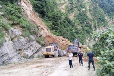 पाल्पा बुटवल सडकखण्ड पहिरोले अवरुद्ध