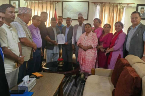अर्घाखाँचीमा बाँदरले सताएपछि गृहमन्त्रीलाई भेटेर ध्यानाकर्षण