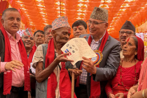 रुपन्देहीको कञ्चनमा भूमिहीनलाई लालपूर्जा दिँदै अर्थमन्त्रीले भने -०८४ सम्ममा सबैको हातमा पुग्छ