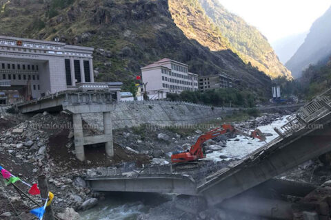 रसुवागढीको मितेरी पुलमा चिनियाँ पक्षबाट अस्थायी बेलीब्रिज निर्माण शुरु