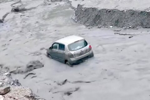 गुल्मीको डहरे खोलाले कार बगायो