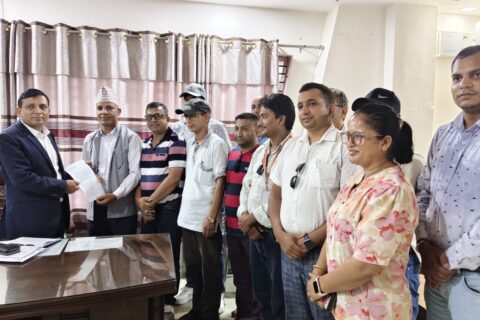 रास्वपा नेतालाई कारवाहीको माग गर्दै पत्रकारहरु जिल्ला प्रशासनमा