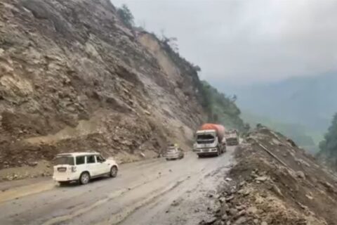 पहिरो पन्छाएपछि मुग्लिन नारायणघाट सडक दुई तर्फी सुचारु