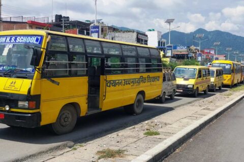 शिक्षा विधेयक सच्याउन माग गर्दै बुटवलका सडकमा  स्कुल बस र्याली