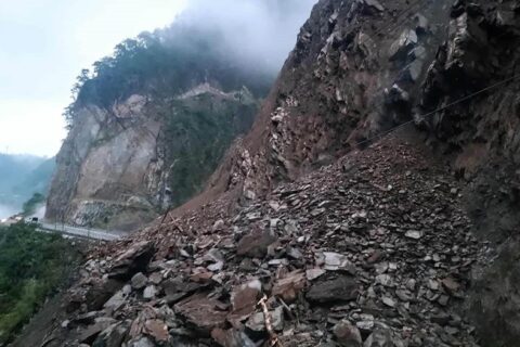 मुग्लिन–नारायणगढ सडक आज पनि रातभर बन्द, यात्रु अलपत्र
