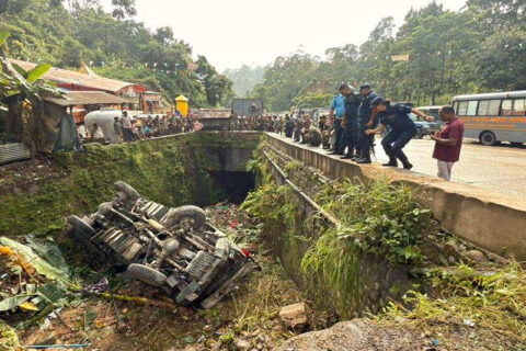 नेपाली सेना चढेको जिप दुर्घटना हुँदा १६ जना घाइते भएका छन् भने ३ जनाको अवस्था गम्भीर