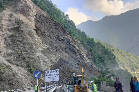 तुइन खोलाको पहिरोका कारण मुग्लिन नारायणघाट सडक खण्ड पूर्ण रुपमा बन्द