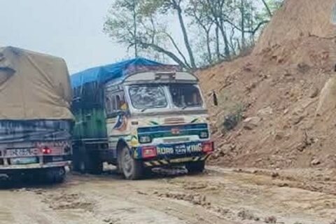 दाउन्ने खण्डमा सडक हिलाम्ये हुँदा गाडीको जाम, यात्रु समस्यामा