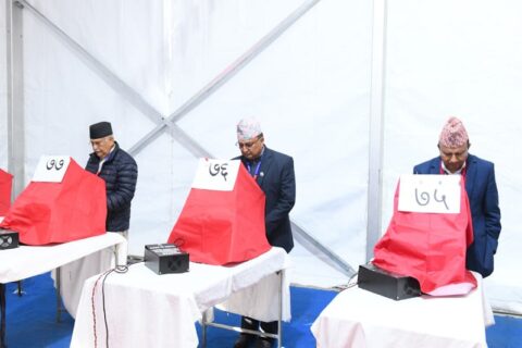 एमालेको नयाँ नेतृत्व चयनका लागि मतदान चल्दै