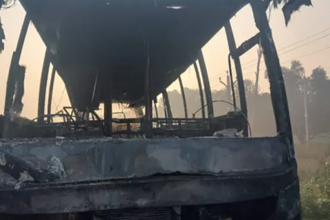 नेपालका यात्रु बोकेको यात्रुवाहक बस भारतको बलरामपुरमा ट्रकसँग ठोक्किँदा आगलागी